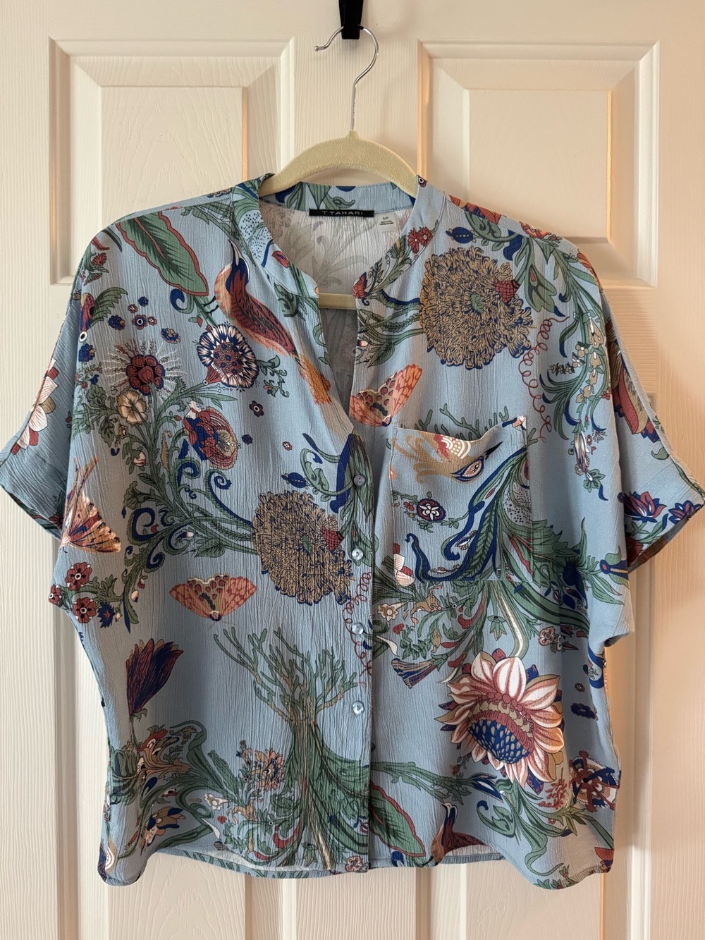 T Tahari blouse. Excellent Condition! Beautiful Botanical Pattern. Size Small
